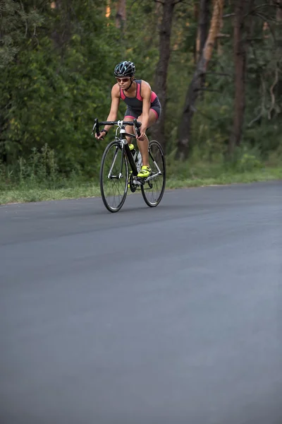 Atletyczna dziewczyna jeździ rowerem — Zdjęcie stockowe