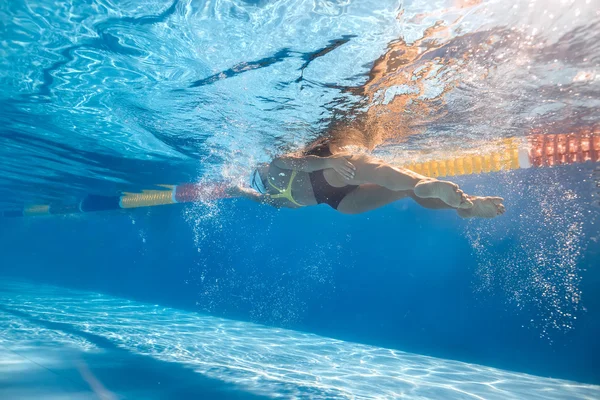 Schwimmer im Sidekick-Stil unter Wasser — Stockfoto