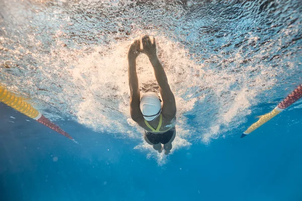 Plavec v zádech procházení stylu pod vodou — Stock fotografie