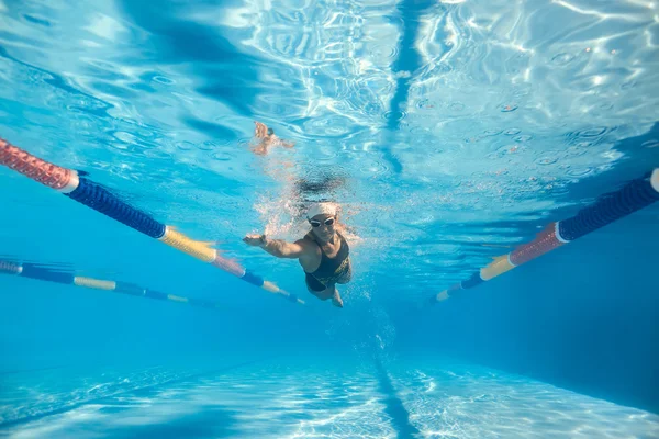 Kobieta pływa pod wodą — Zdjęcie stockowe