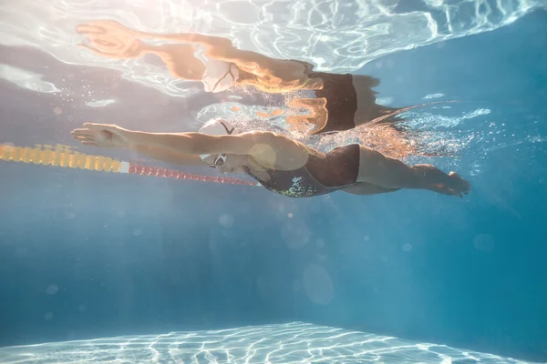 Nadador em estilo crawl subaquático — Fotografia de Stock