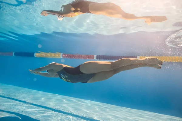 游泳者在水下爬网风格 — 图库照片