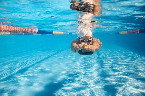 Schwimmer im Kriechstil unter Wasser — Stockfoto