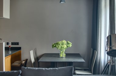 Cam vazo içinde sunulan yeşil çiçekler