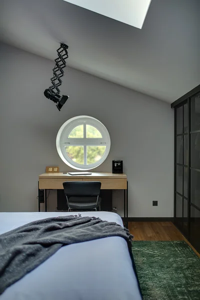 Υπνοδωμάτιο με στρογγυλό παράθυρο — Φωτογραφία Αρχείου