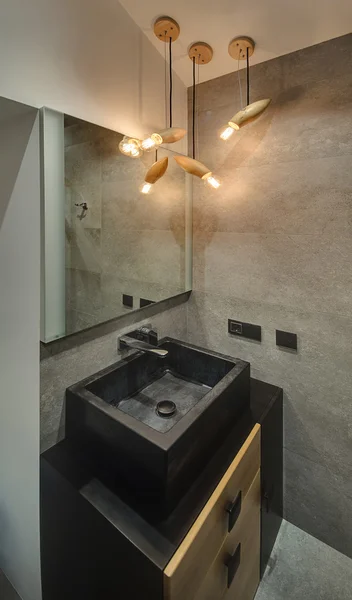 Baño moderno con lámparas brillantes — Foto de Stock