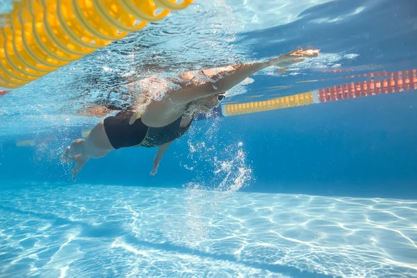 Frau schwimmt unter Wasser — Stockfoto