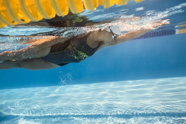 Frau schwimmt unter Wasser — Stockfoto