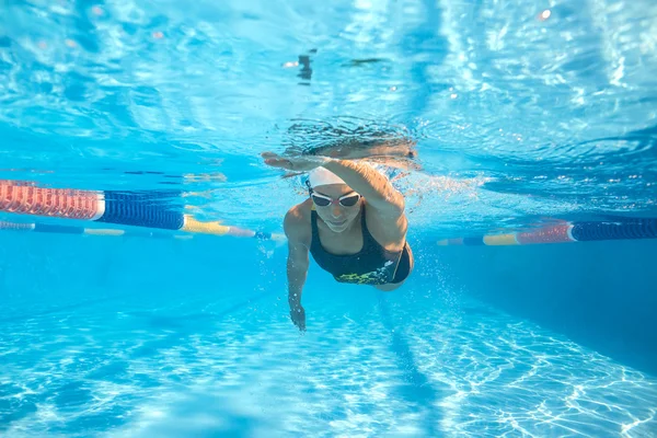 Treinamento subaquático na piscina — Fotografia de Stock