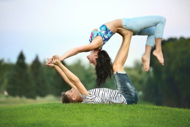 Erkek ve kadın çimenlerin üzerinde