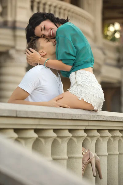 La mujer abraza a un hombre — Foto de Stock