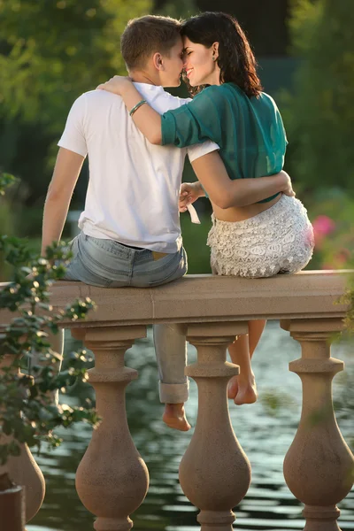 Sitzender Mann und Frau — Stockfoto