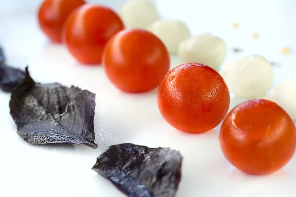 Mozzarella e tomates em linha — Fotografia de Stock