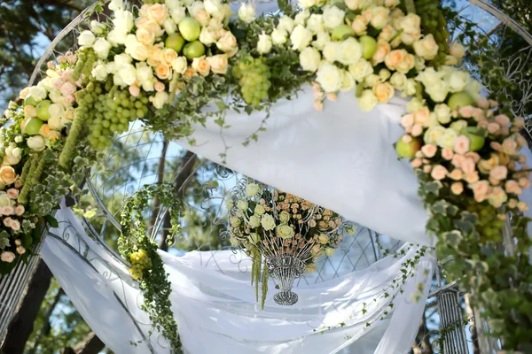 鲜花婚礼拱门 — 图库照片