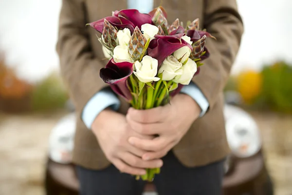 Novio con un ramo — Foto de Stock