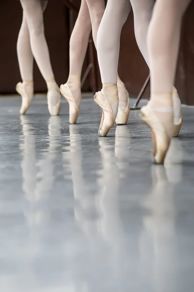 Nogi tancerzy na pointe — Zdjęcie stockowe