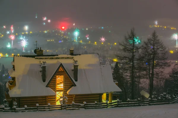 Cozy house in the mountains on the background of bright-scale Ne — Stock Photo, Image