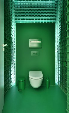 Umumi tuvalet modern loft tarzında. Minimalizm, tuvalet, fırça,