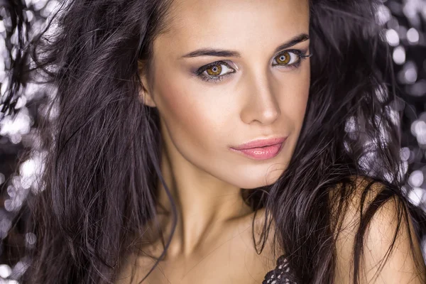 Close portrait of attractive brunette in the studio. Creative us — Stock Photo, Image