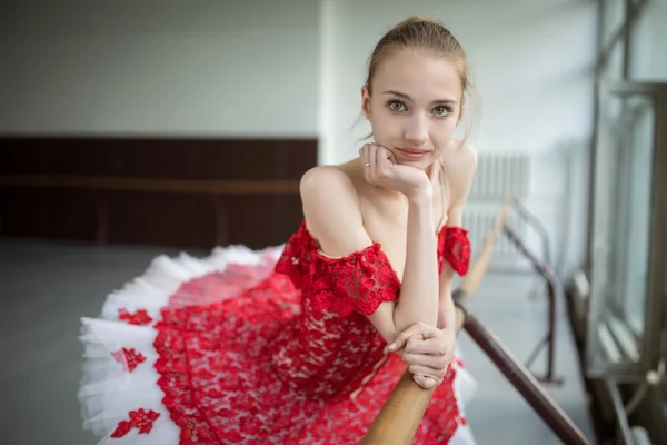 Güzel bir gülümseme ile genç bir balerin portresi. Model — Stok fotoğraf