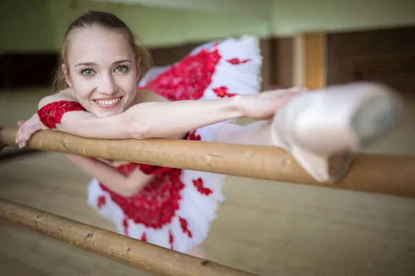 Portret baletnica, która sprawia, że rozciąganie nogi w pobliżu — Zdjęcie stockowe