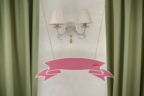 Placa de casamento rosa em branco na forma de fitas penduradas no w — Fotografia de Stock