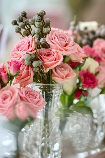 Los ramos de las rosas sobre la mesa de fiesta de boda en el restaurante . — Foto de Stock