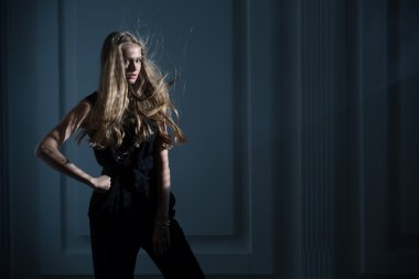 Uzun saçlı model f ile karanlık bir arka plan üzerinde Studio portresi