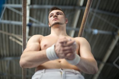 Atlet jimnastik egzersizleri une üzerinde vermek hazırlanıyor üstsüz