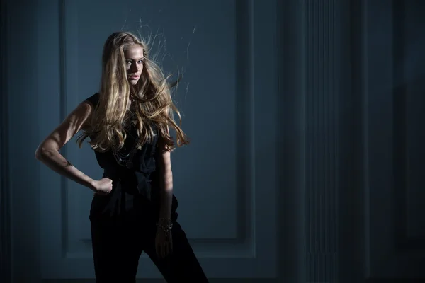 Studio portrait of long-haired model on a dark background with f — Stock Photo, Image