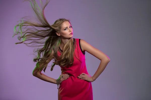 Retrato de estudio de chica de pelo largo en fondo rosa brillante wi — Foto de Stock