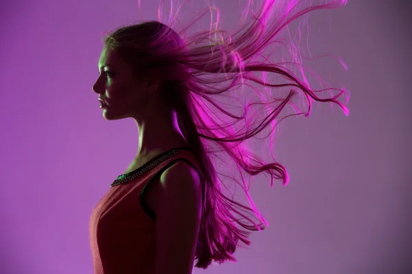 Profilo Studio ritratto di ragazza dai capelli lunghi in zaino rosa brillante — Foto Stock