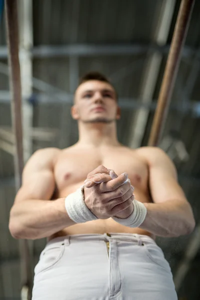 Sportovec nahoře bez, příprava pro gymnastické cvičení na une — Stock fotografie