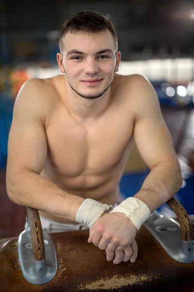 Portret van een knappe Turner met naakte torso gymnastische paard — Stockfoto