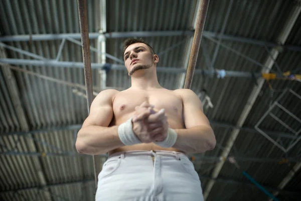 Спортсмен топлесс готовится дать гимнастические упражнения на УЭ — стоковое фото