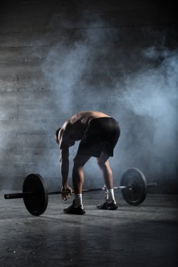 Arkadan bir yakışıklı sporcu portresi. Atlet eğildi