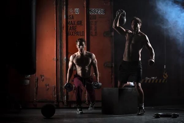 İki güzel atlet tren.