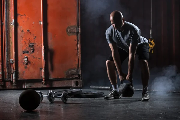 Atleta calvo carismatico che fa squat con pesi . — Foto Stock