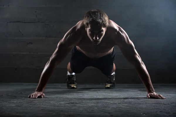 Bir güzel vücut ve çıplak gövde ile sporcu