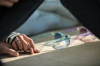 Aşk çift el ele tutuşarak katta oturan