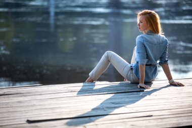 Mavi gözlü Kızıl saçlı kız