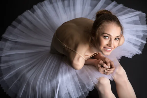 Gracieuze ballerina zittend op de vloer — Stockfoto