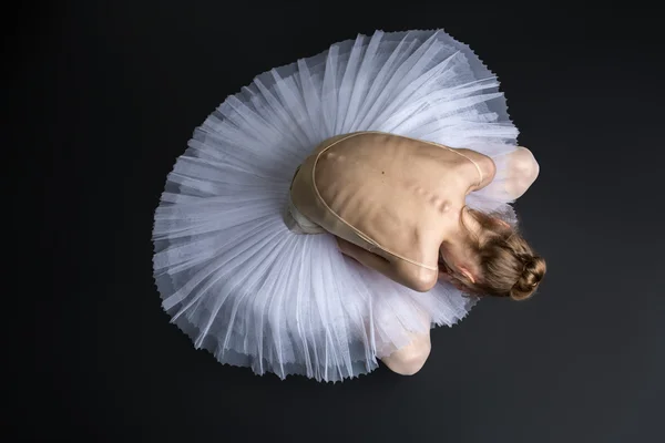 Graciösa ballerina sitter på golvet — Stockfoto