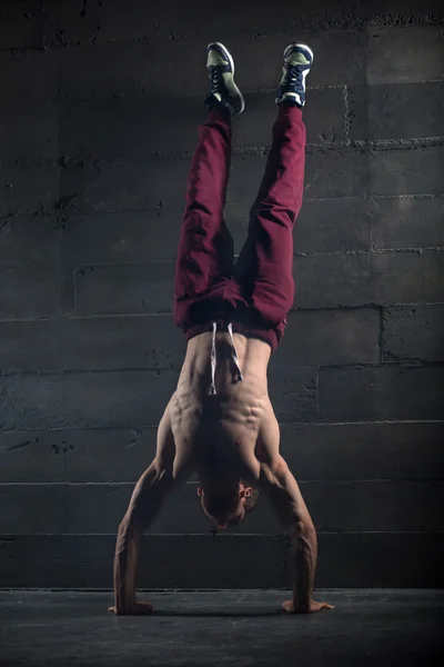 Athlete with naked torso doing push-ups on his hands — Stock Photo, Image