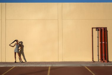 Moda model midilli tarzı şık saç modeli ile