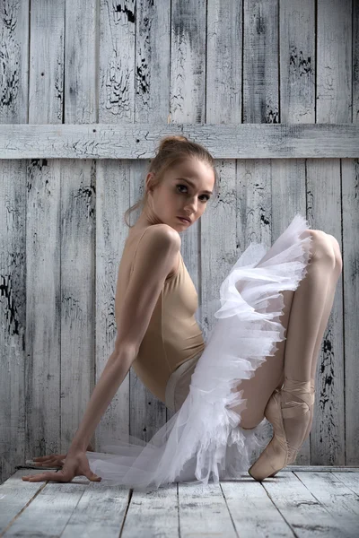 Молодая изящная балерина — стоковое фото