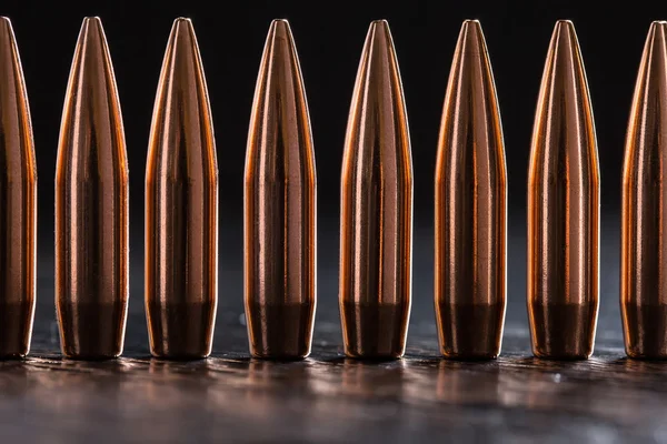 Macro tiro de balas de cobre que estão em uma fileira — Fotografia de Stock