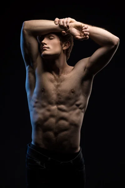 Retrato de un guapo atleta pelirrojo en topless en el estudio —  Fotos de Stock