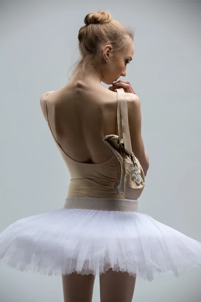 Porträtt av ung ballerina i vitt tutu — Stockfoto