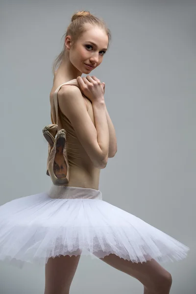 Porträtt av ung ballerina i vitt tutu — Stockfoto